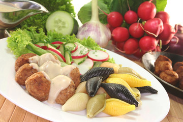 Köttbullar mit Nudeln