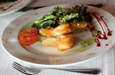 entrée, beignets de gambas et salades