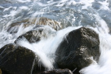 Las rocas y la ola