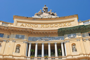 Fototapeta premium Facciata minore della Galleria Umberto I di Napoli - Italia