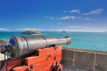 Canon sur les remparts de Saint Malo en Bretagne