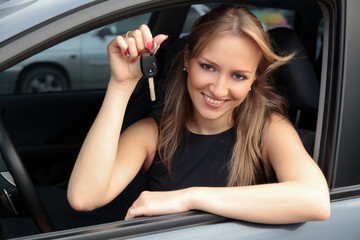 Plakat Szczęśliwa kobieta wykazujące klucz jej nowy samochód
