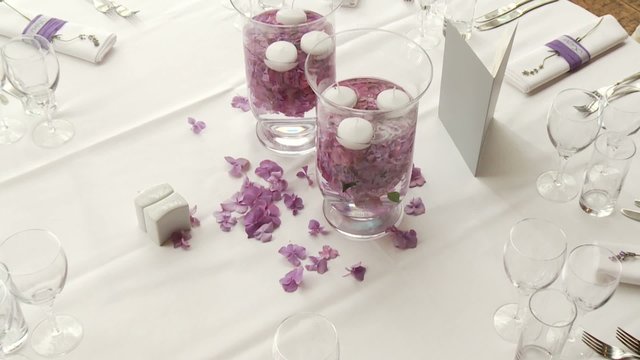 Tischdekoration mit Blumen, Restaurant