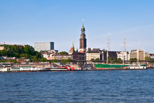 Blick auf den Michel am Hamburger Hafen