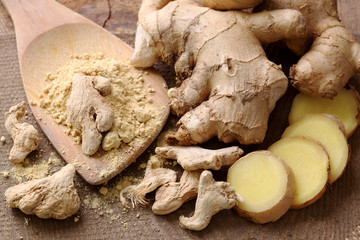 Fresh, dried and powdered ginger © Elena Schweitzer