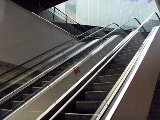 escalator dans un centre commercial