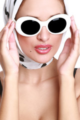 Naklejka premium Portrait of the beautiful girl in sunglasses