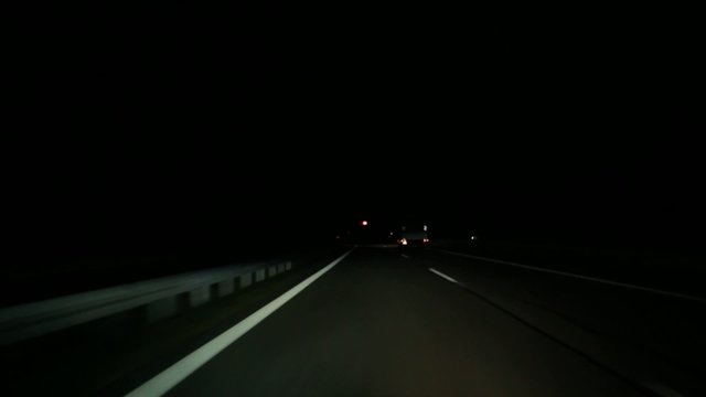 Autobahn-Fahrt bei Nacht