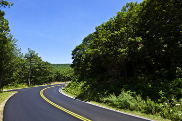 Fototapeta na wymiar scenic country road curves through Shenandoah National Park.