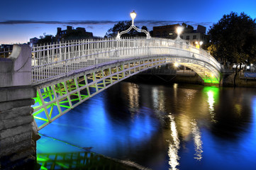 Fototapeta na wymiar Ha'penny Bridge w Dublinie, w Irlandii, w nocy