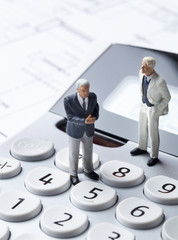 concept homme d'affaires miniature sur calculatrice