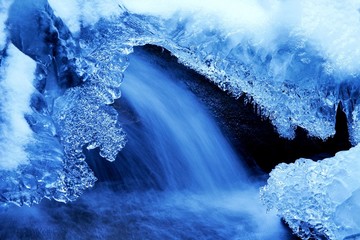 Eisskulpturen am Wasserfal - Cascades on a frozen river