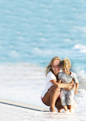 Fototapeta na wymiar szczęśliwa matka i syn na plaży