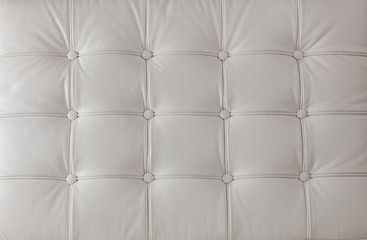 revêtement en cuir véritable blanc sur la chaise moderne