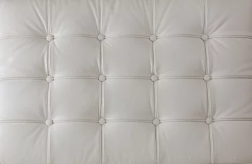Photo sur Aluminium Cuir revêtement en cuir véritable blanc sur la chaise moderne