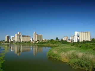 Fototapeta na wymiar factory on the river