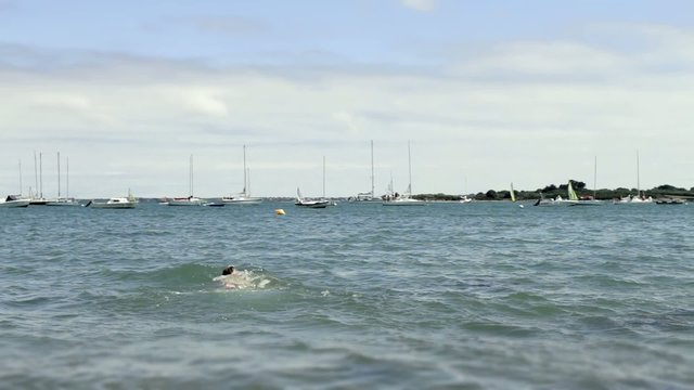 Jeune femme plongeant dans l'eau