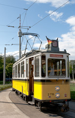 Naklejka na ściany i meble Zabytkowy tramwaj przed Stuttgart Television Tower