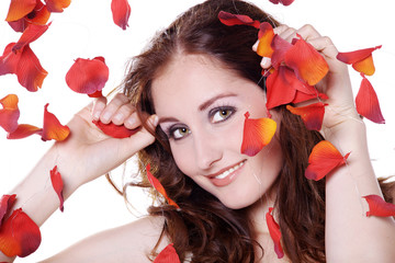 Hübsche Frau Gesicht mit Rosenblätter Nahaufnahme