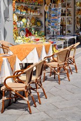 Piazzetta con negozio di souvenir