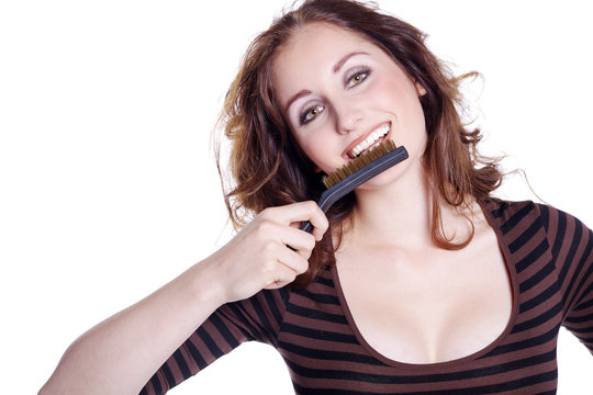 Model Frau mit grober Bürste die Zähne putzt witzig Porträt