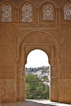 Puerta árabe en la Alhambra de Granada