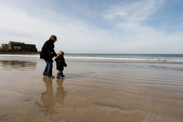 maman enfant à la plage