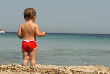 bambino sulla spiaggia