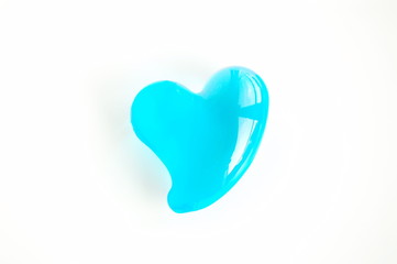 中央にある左向きの水色ハート