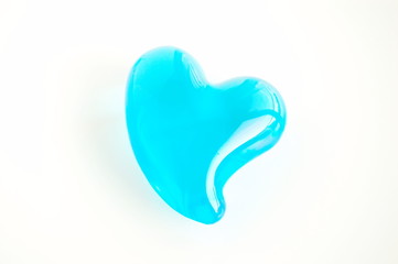 中央にある右向きの水色ハート