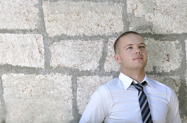 Fototapeta premium man standing against the wall