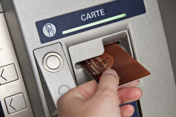 Carte bancaire dans un distributeur de billets