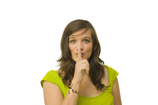 Jeune fille adolescente faisant chut
