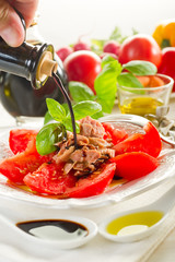 balsamic vinegar over tuna and tomatoes-insalata tonno