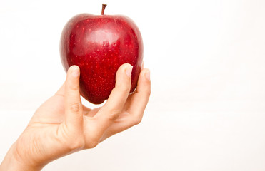 mano ofreciendo manzana roja