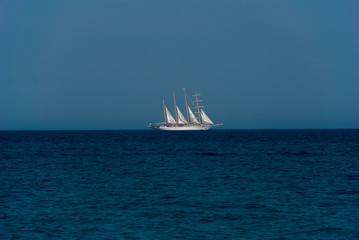 Fototapeta na wymiar White ship on sea horizon