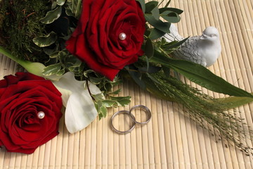 Blumenarrangement mit Eheringen