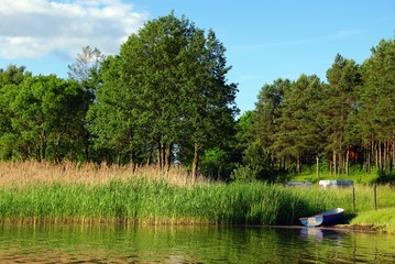 Łódka na brzegu © emar