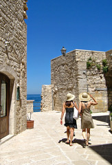 Fototapeta na wymiar Turyści spacerujący Giovinazzo. Apulia.