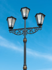 Fototapeta na wymiar Lampy uliczne na tle błękitnego nieba