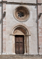 Fototapeta na wymiar Metody, boczny portal w fasadzie katedry