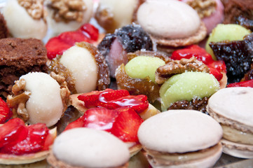 Petit four