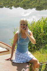 Jeune femme blonde au téléphone