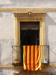 Bandera de Cataluña en un balcón