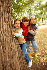 Fototapeta premium Friends behind tree