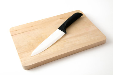 Keramikmesser auf Schneidebrett