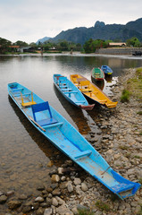 Fototapeta na wymiar Tradycyjne Laos longtail łodzi w Vang Vieng, Laos