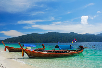 Plakat Tajski longtail łodzi na plaży, Rawi wyspiarskich, Tajlandia