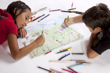 Bambini che disegnano