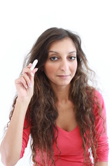 Fototapeta premium Junge Frau präsentiert einen Tampon